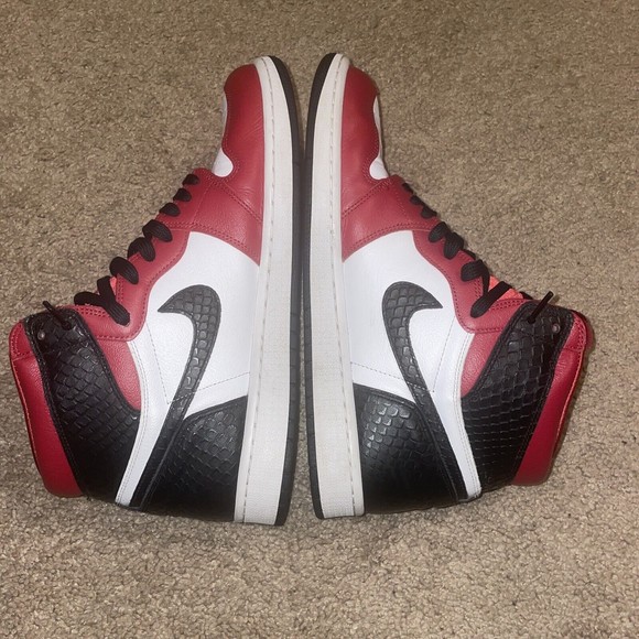 Jordan 1 Retro High OG Satin Red 2020 CD0461-601 Women’s Size 12 Men’s Size 10.5 - Picture 3 of 8